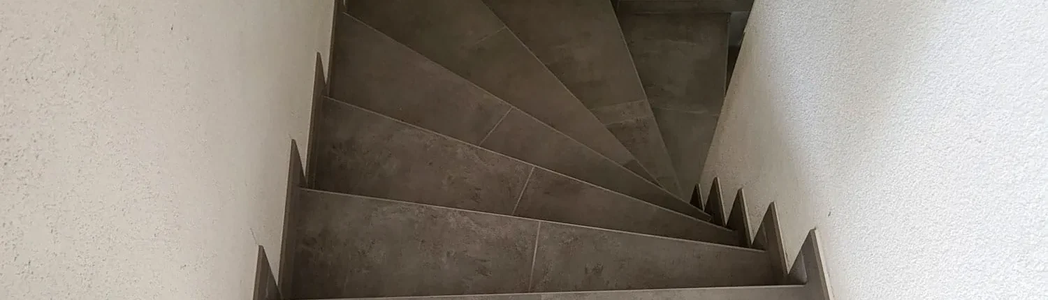 _beton-optik-fliesen-mit-schwarz-matten-armaturen-5